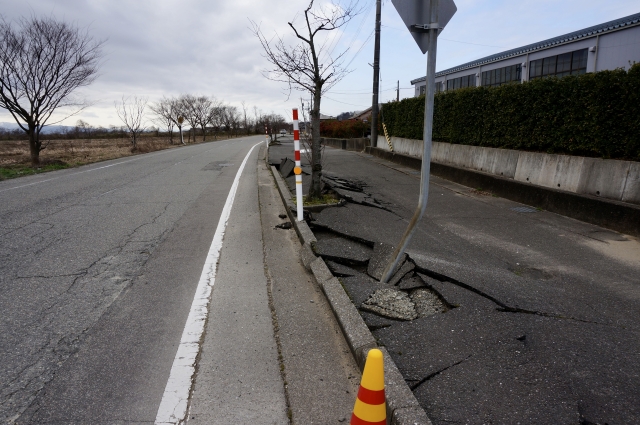 地震で地割れした歩道